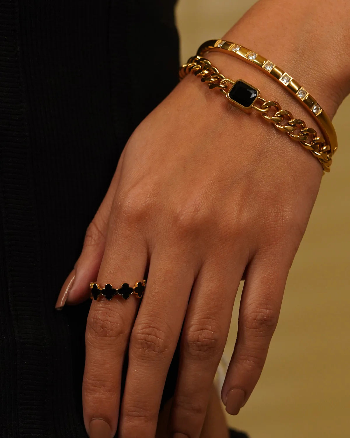 Clover black band ring