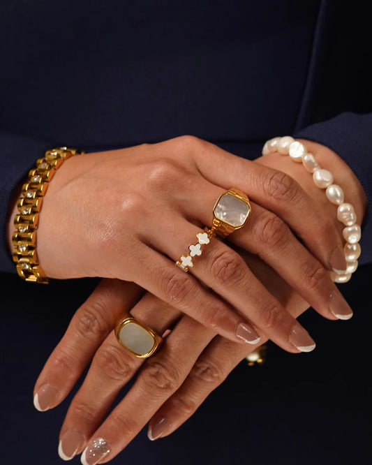 ✨Clover White band Ring✨