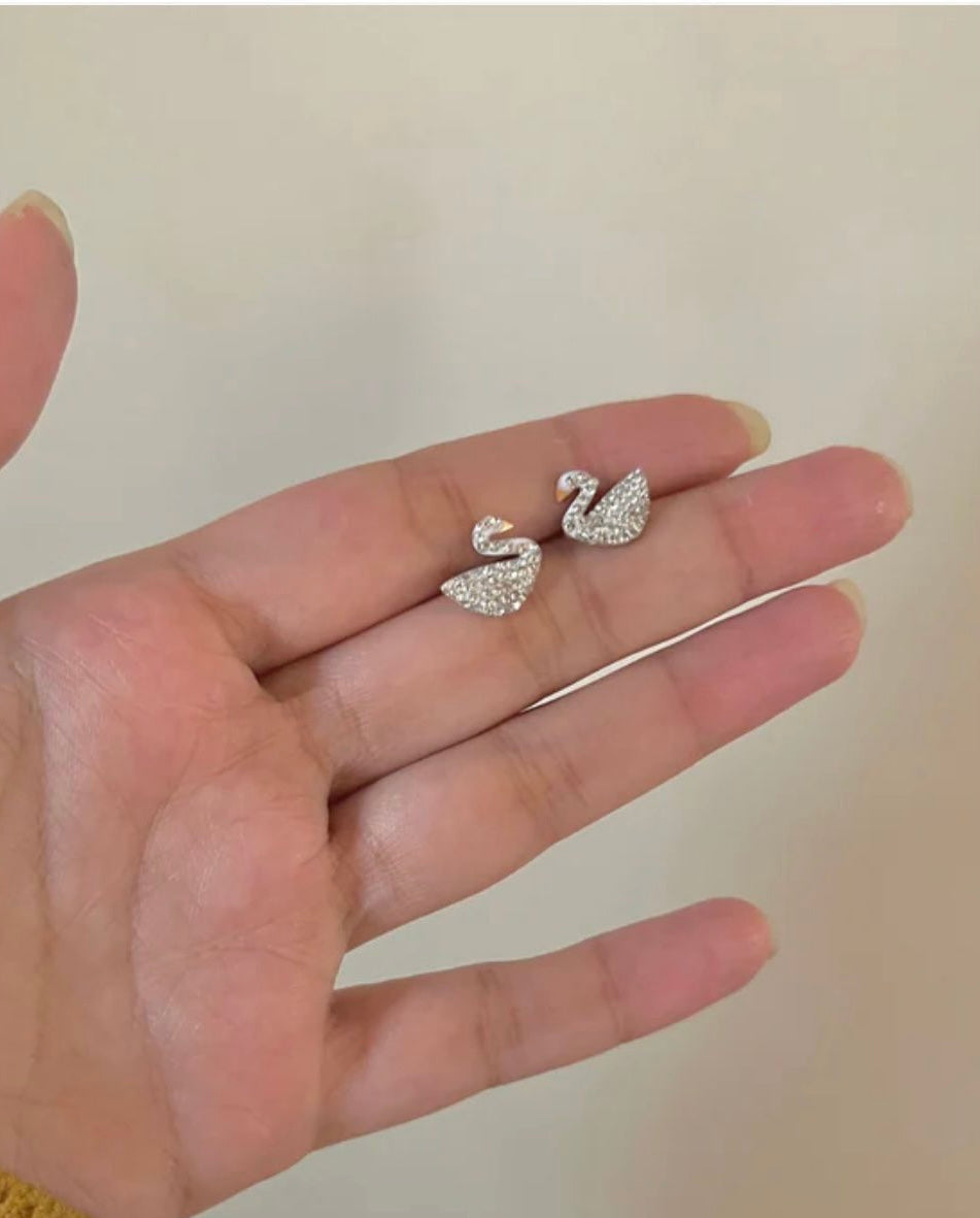 ✨Crystal white Duck stud Earrings ✨