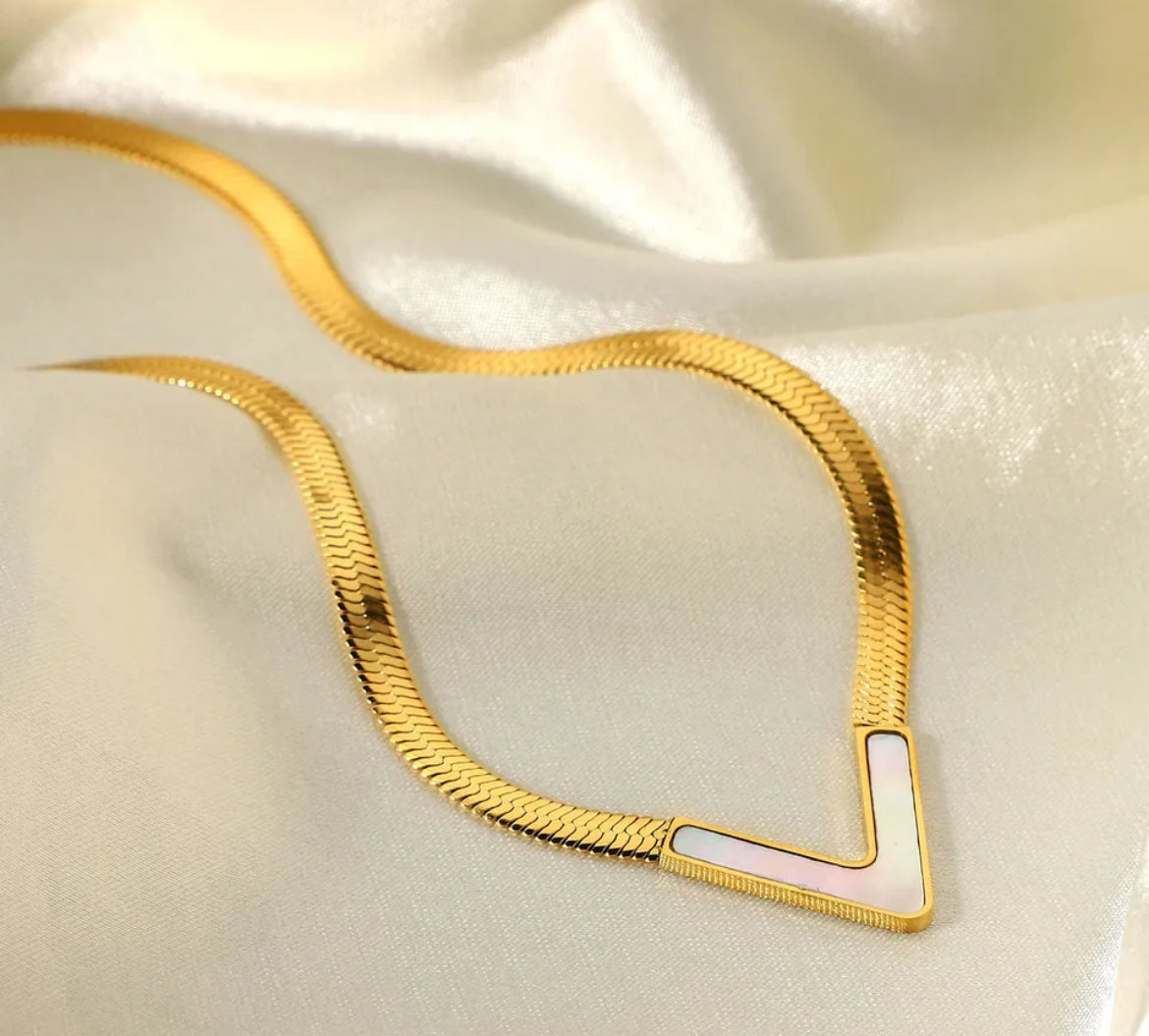 Vertigo Gold Snake chain pendant