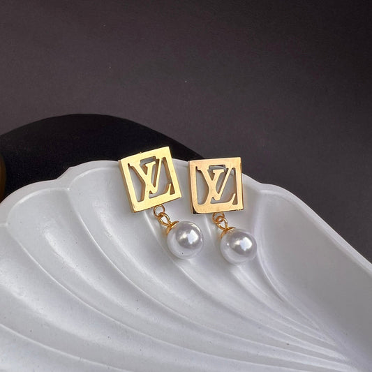 ✨Exquisite Pearl Drop Lv stud earrings ✨