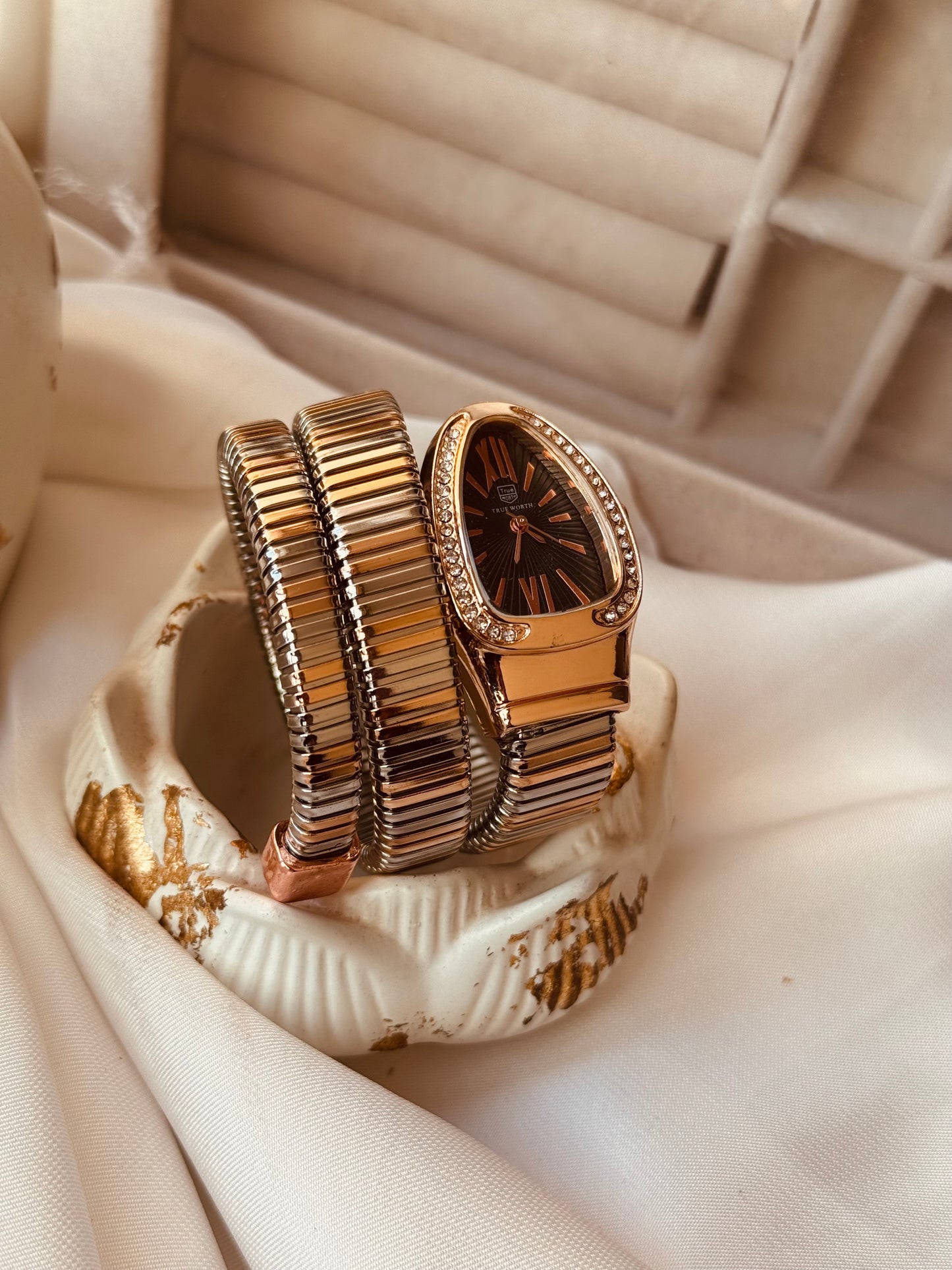 ✨Exquisite RoseGoldXSilver Black Dial Serpenti Watch ✨