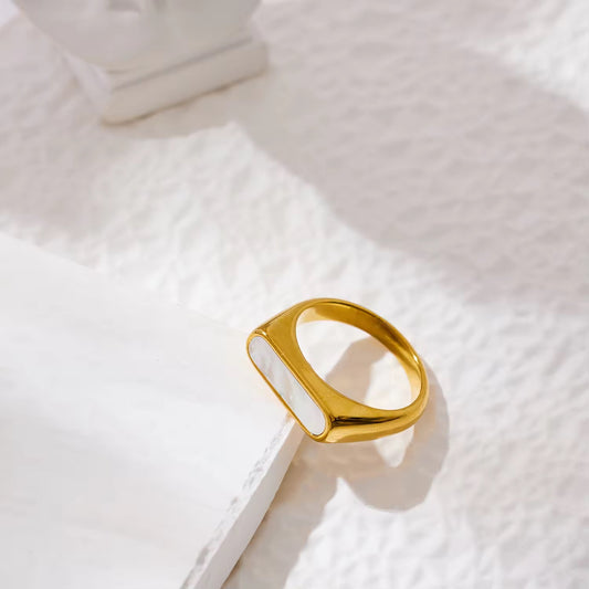 ✨22k Signet Pearl Gold Ring ✨