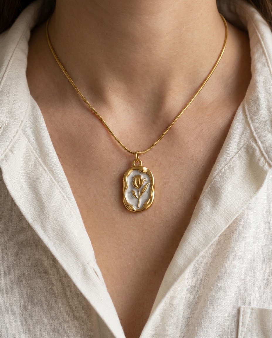 ✨Stainless steel Rose Engraved Emiley Pendant ✨