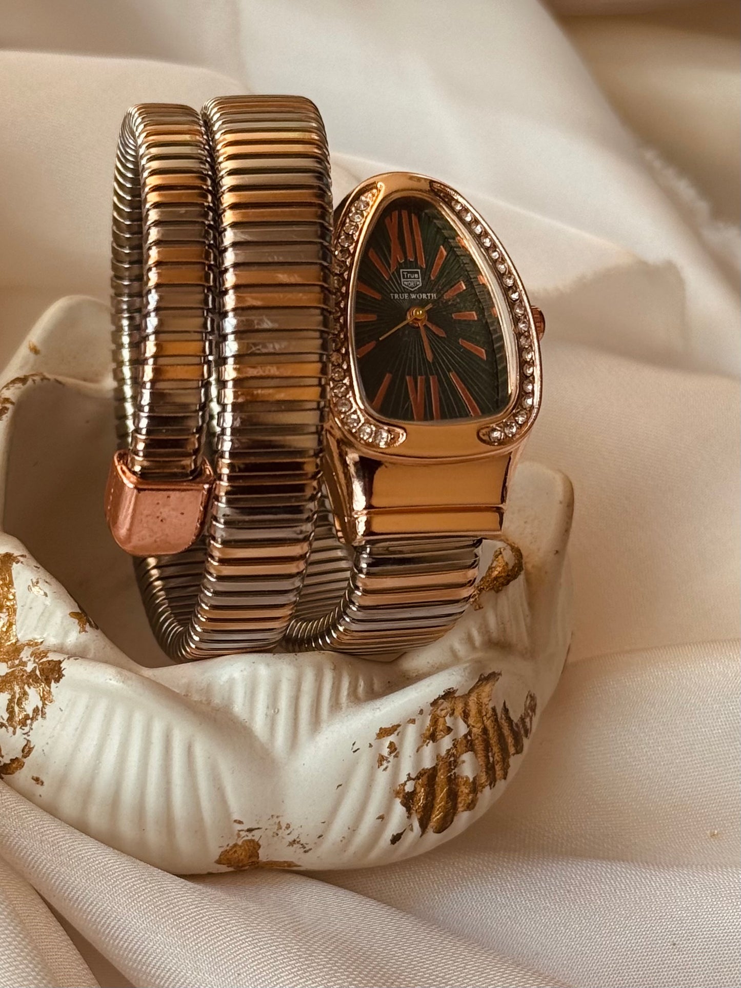 ✨Exquisite RoseGoldXSilver Emerald Dial Serpenti Watch ✨
