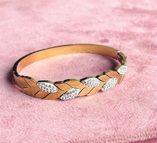 ✨22k Gold stainless steel Diamantés Leaf Cuff Bracelet✨