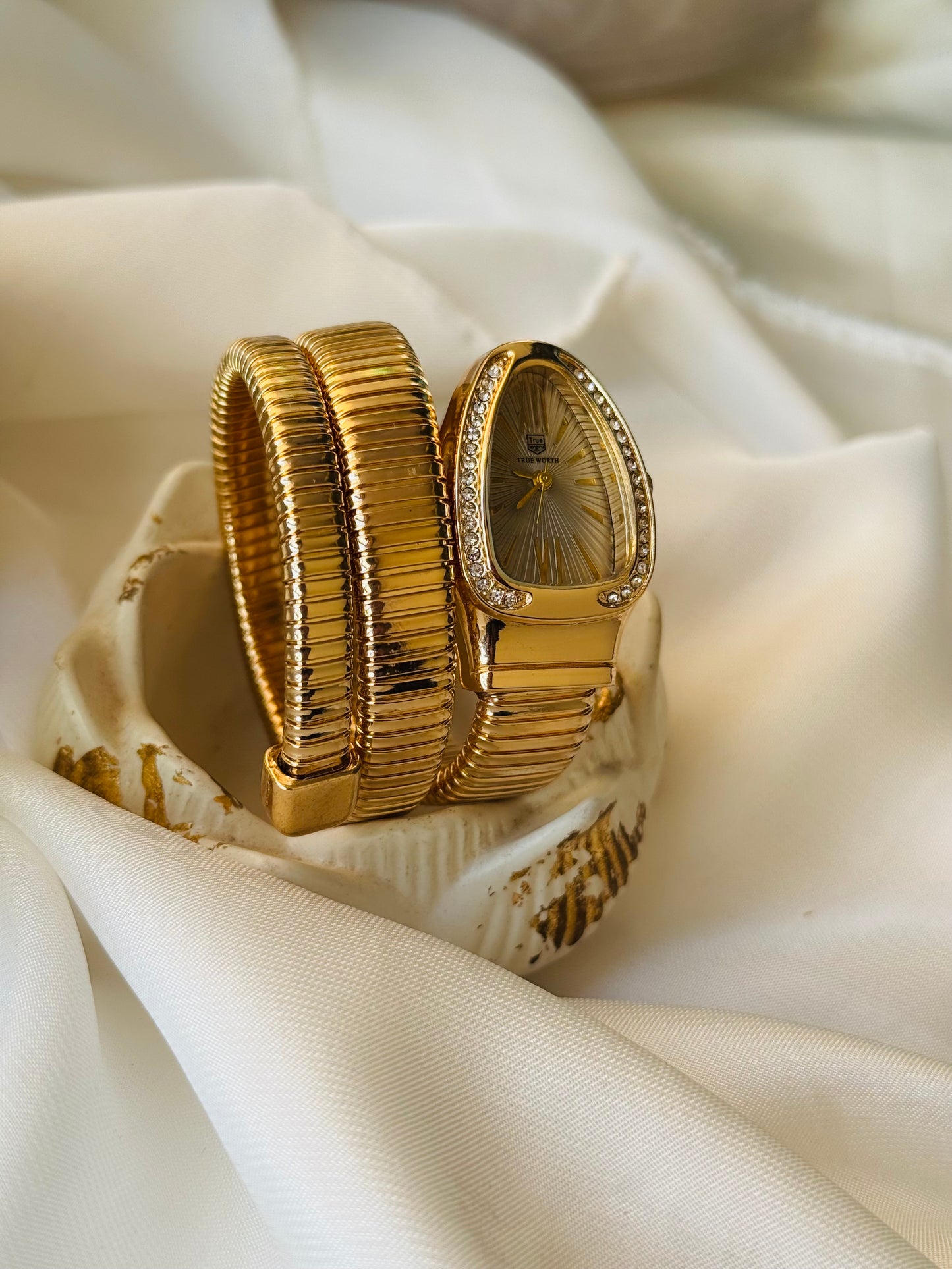 ✨Exquisite Gold Charcoal Dial Serpenti Watch ✨