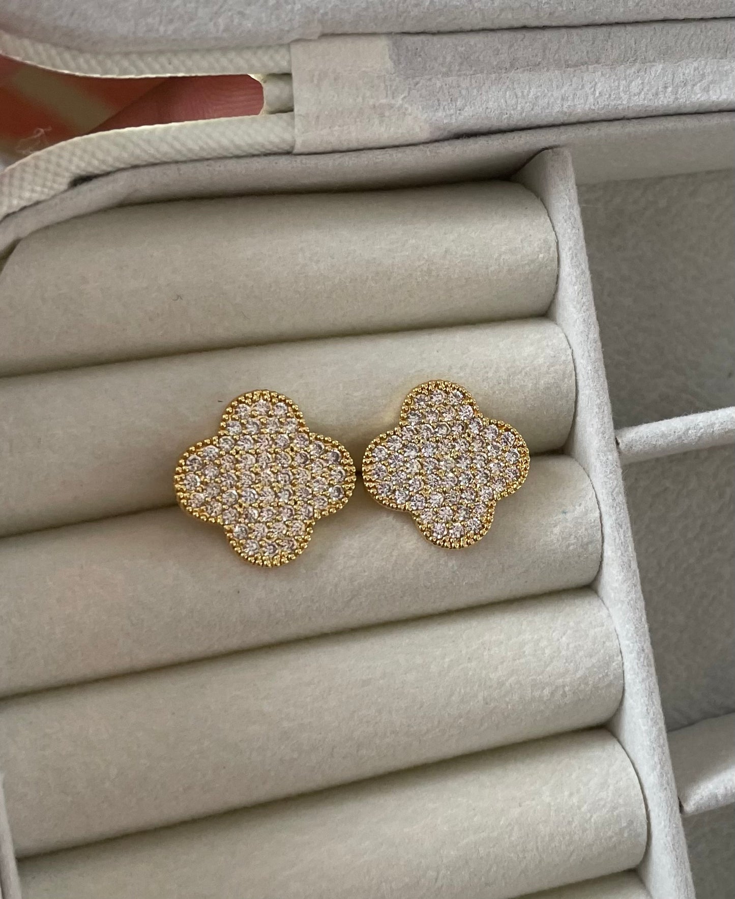 ✨Zirconium crystal Gold Clovie stud earrings ✨