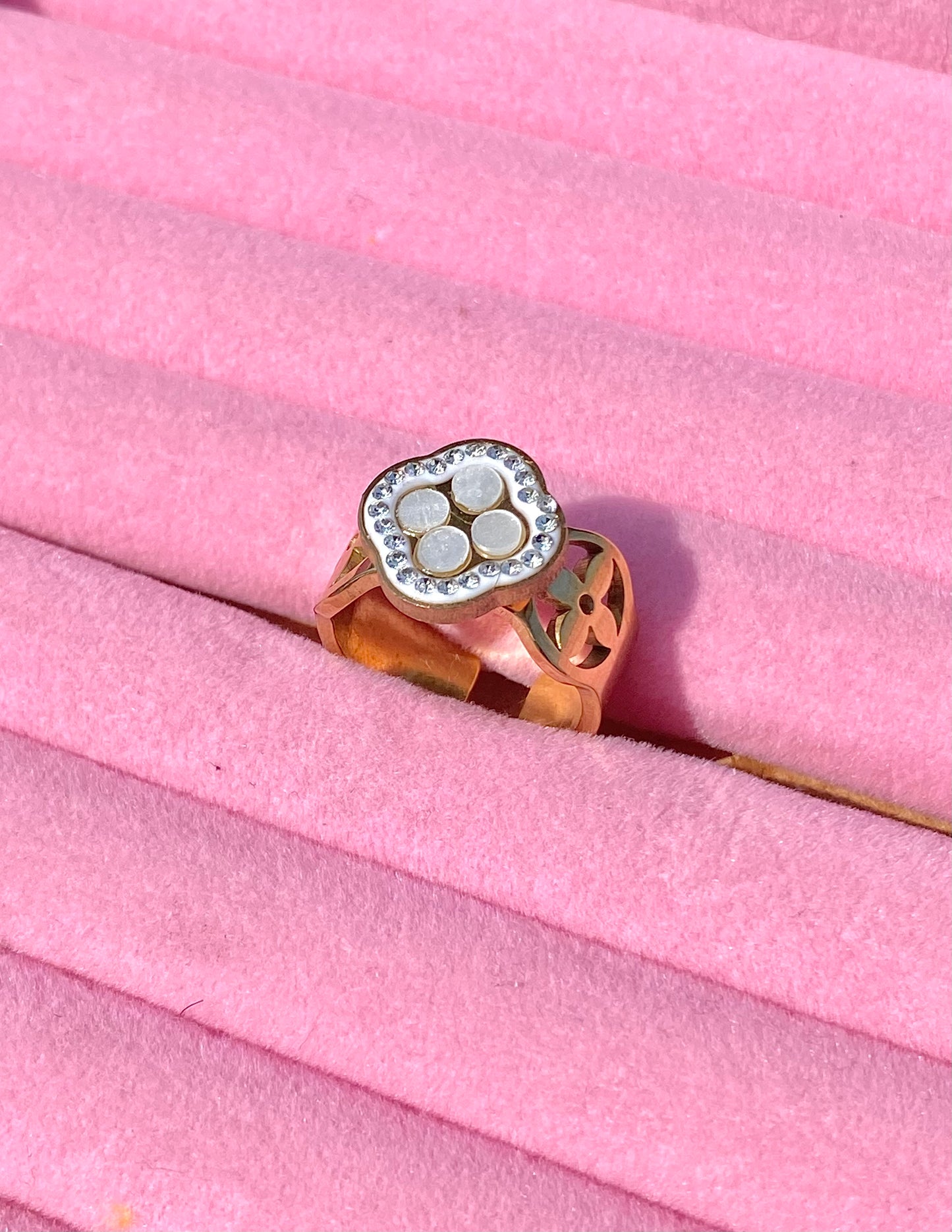 ✨Diamanté White clovie ring ✨