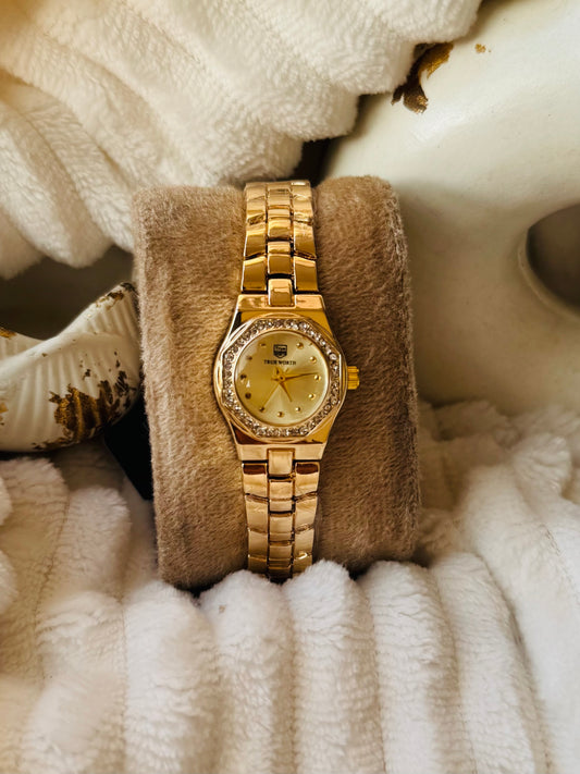 ✨Exclusive Zirconia Gold White Dial Crystal Studded True worth watch ✨