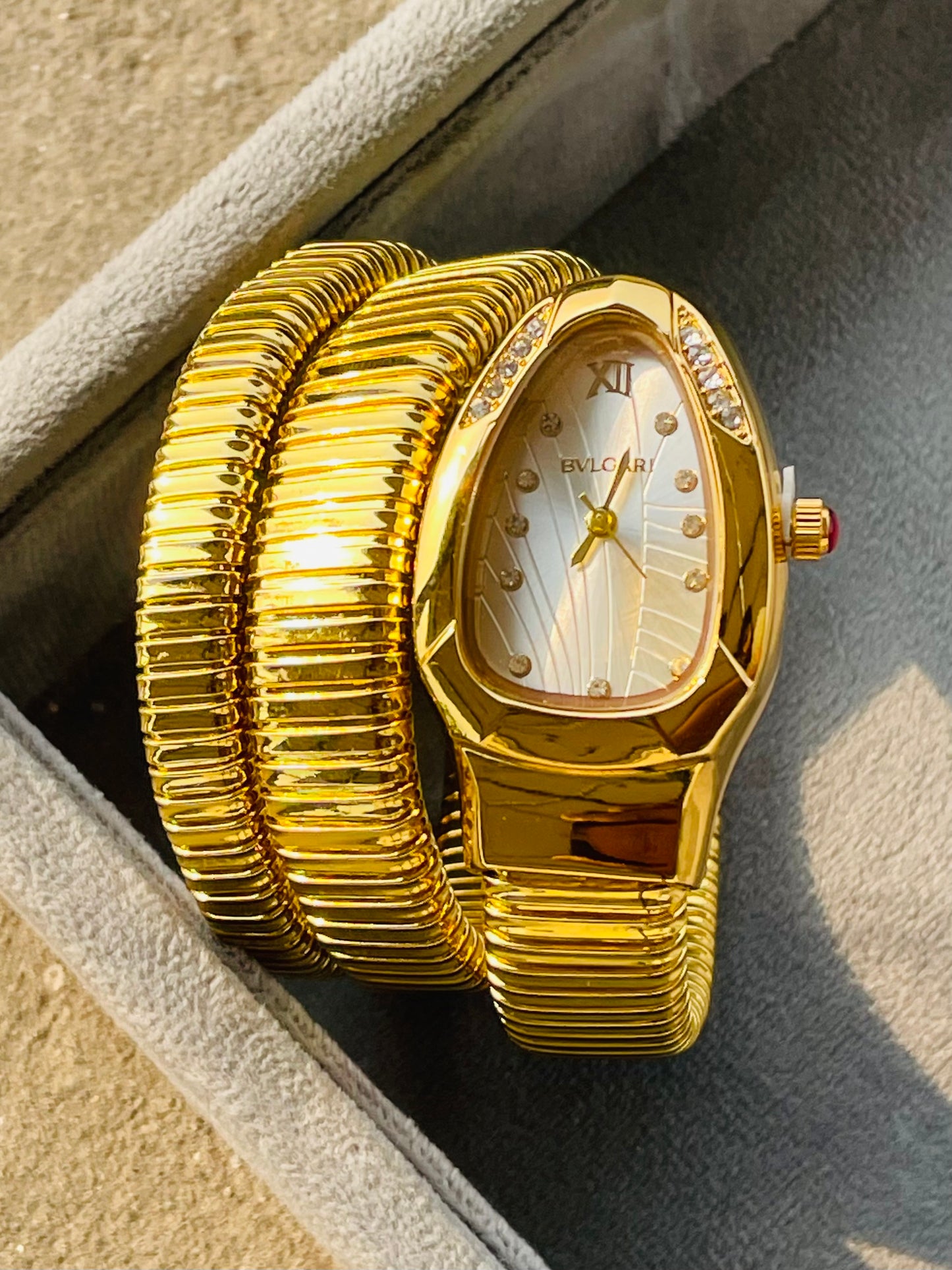 ✨Snake serpenti Gold watch White dial Crystal Studded bvlg ✨