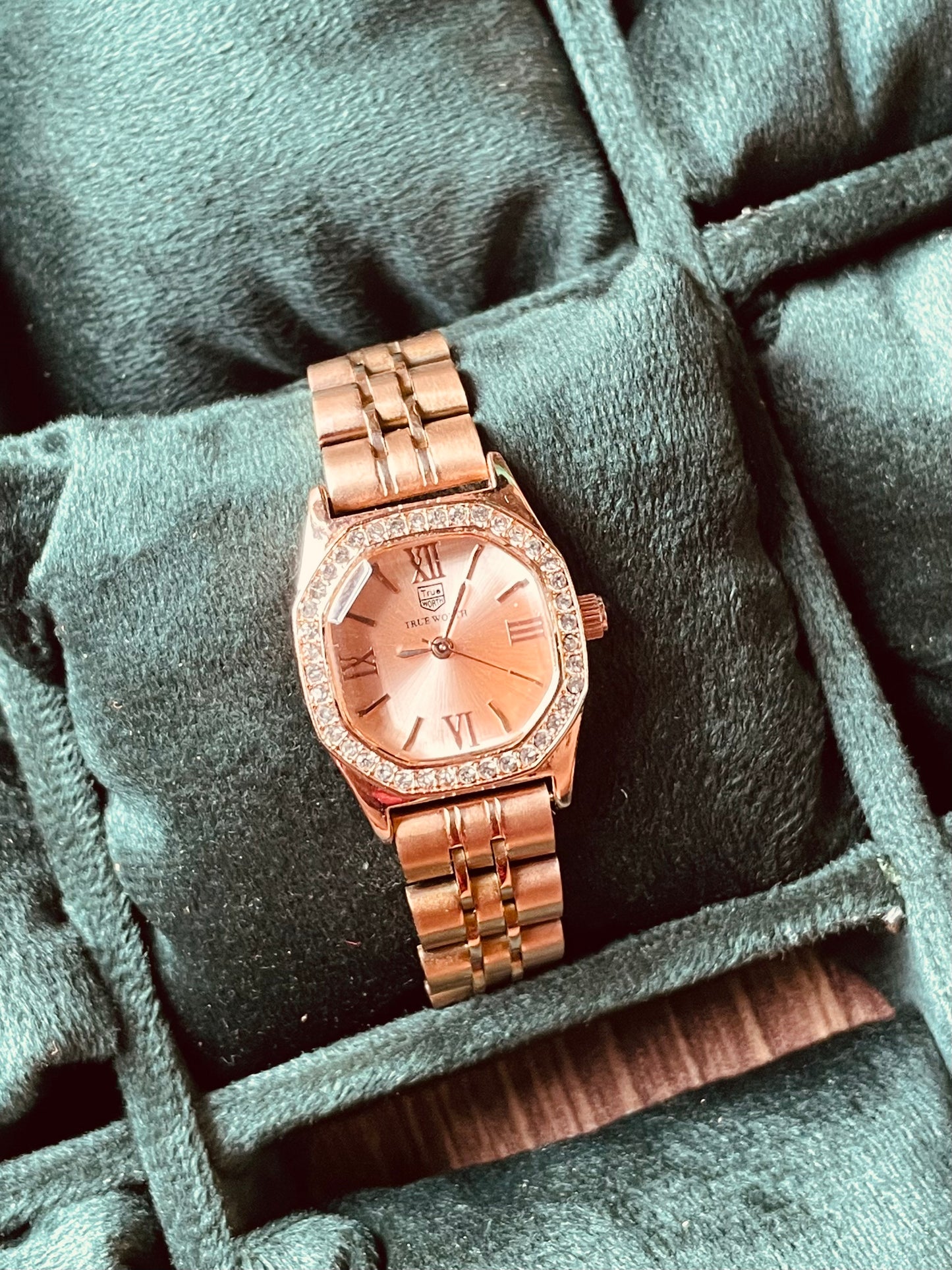 ✨Exquisite Rose Gold Crystal Studded True Worth Rose Dial Watch ✨