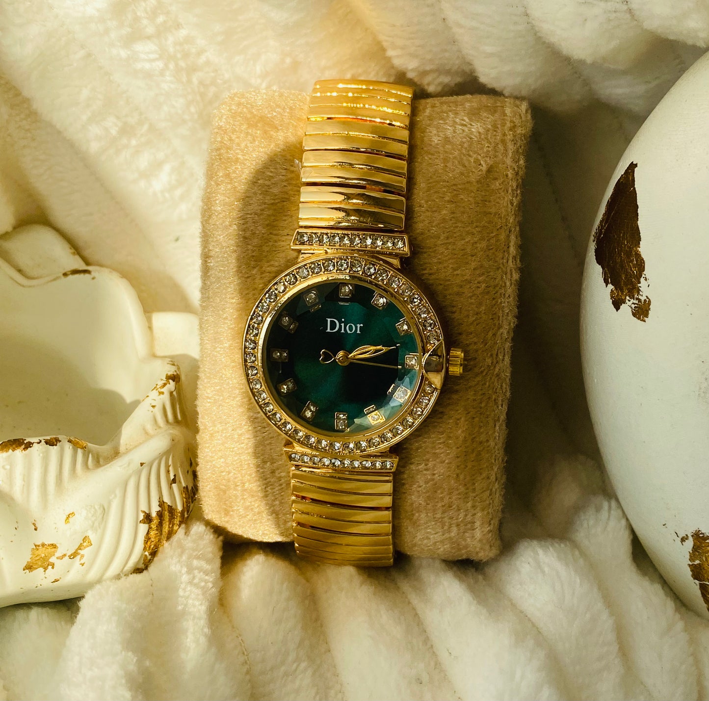✨Exquisite Emerald Dial Gold Strap Crystal Studded True Worth Watch ✨