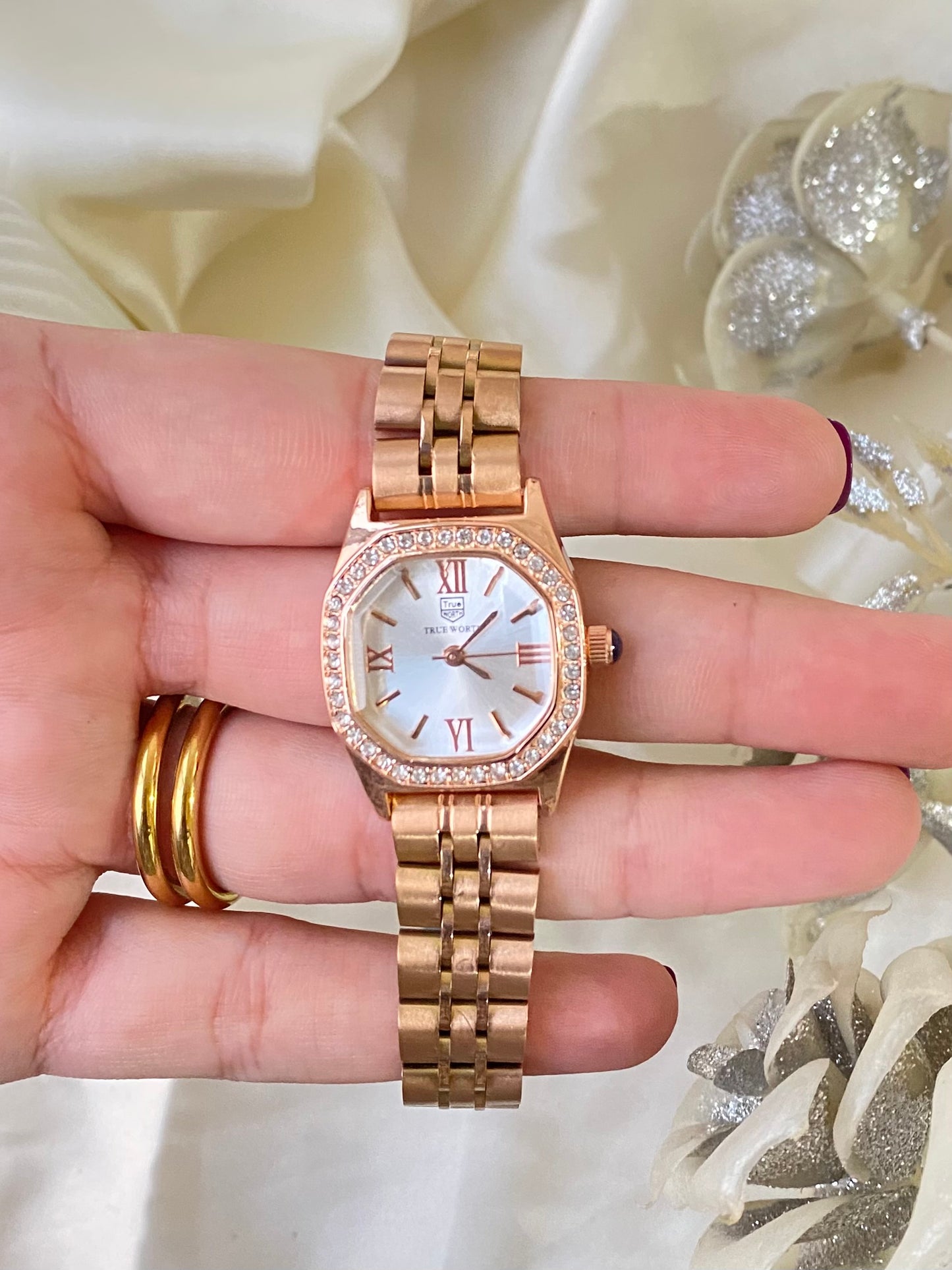 ✨Exclusive Rose Gold crystal studded White Dial True worth chain Watch✨