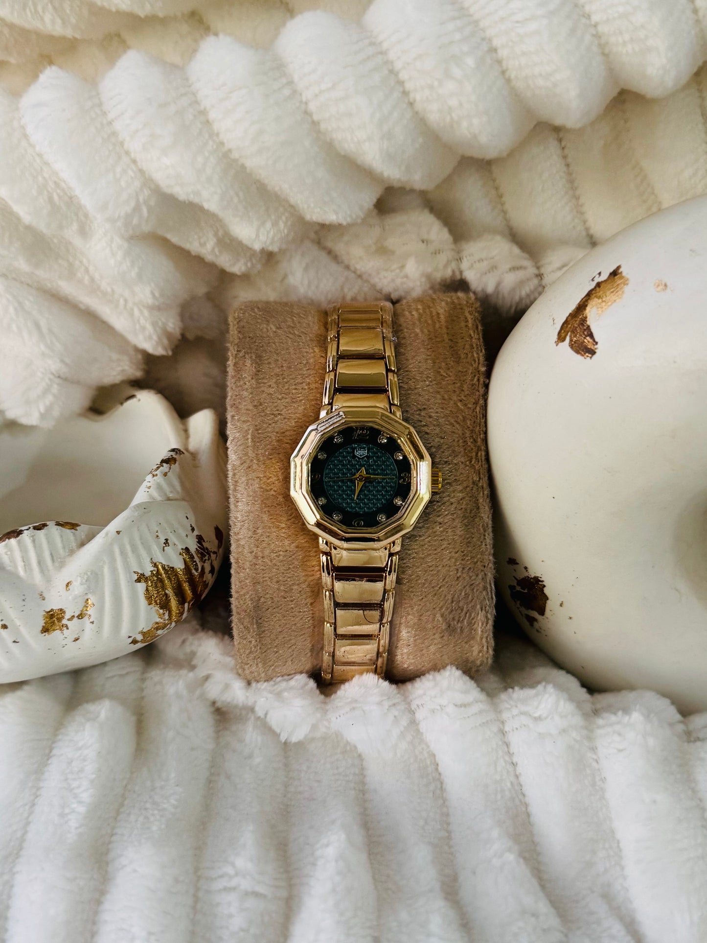 ✨Exclusive Gold Emerald Dial Classic True worth watch ✨