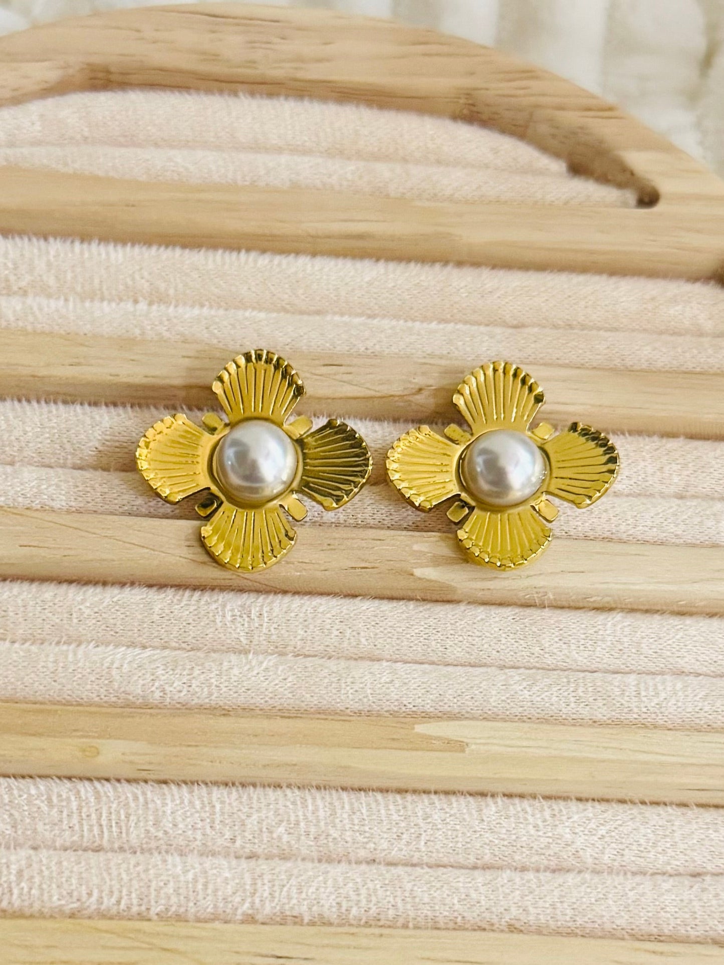 ✨Stainless steel Gold Pearl Floral Earrings ✨