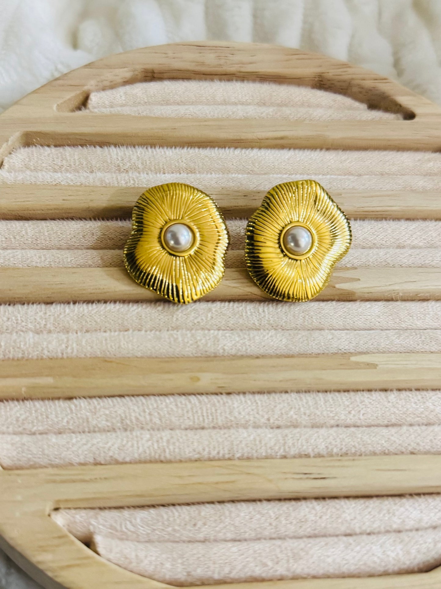 ✨Stainless steel Gold Pearl Floral Earrings ✨