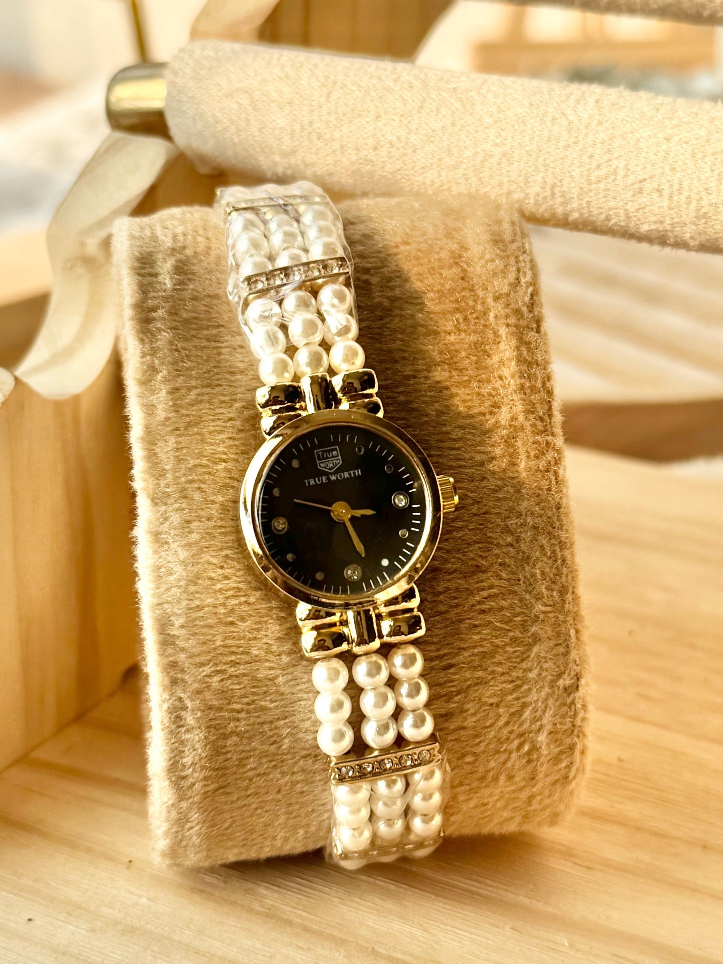 ✨Exquisite Gold Pearl Black Dial True Worth Chain Watch ✨