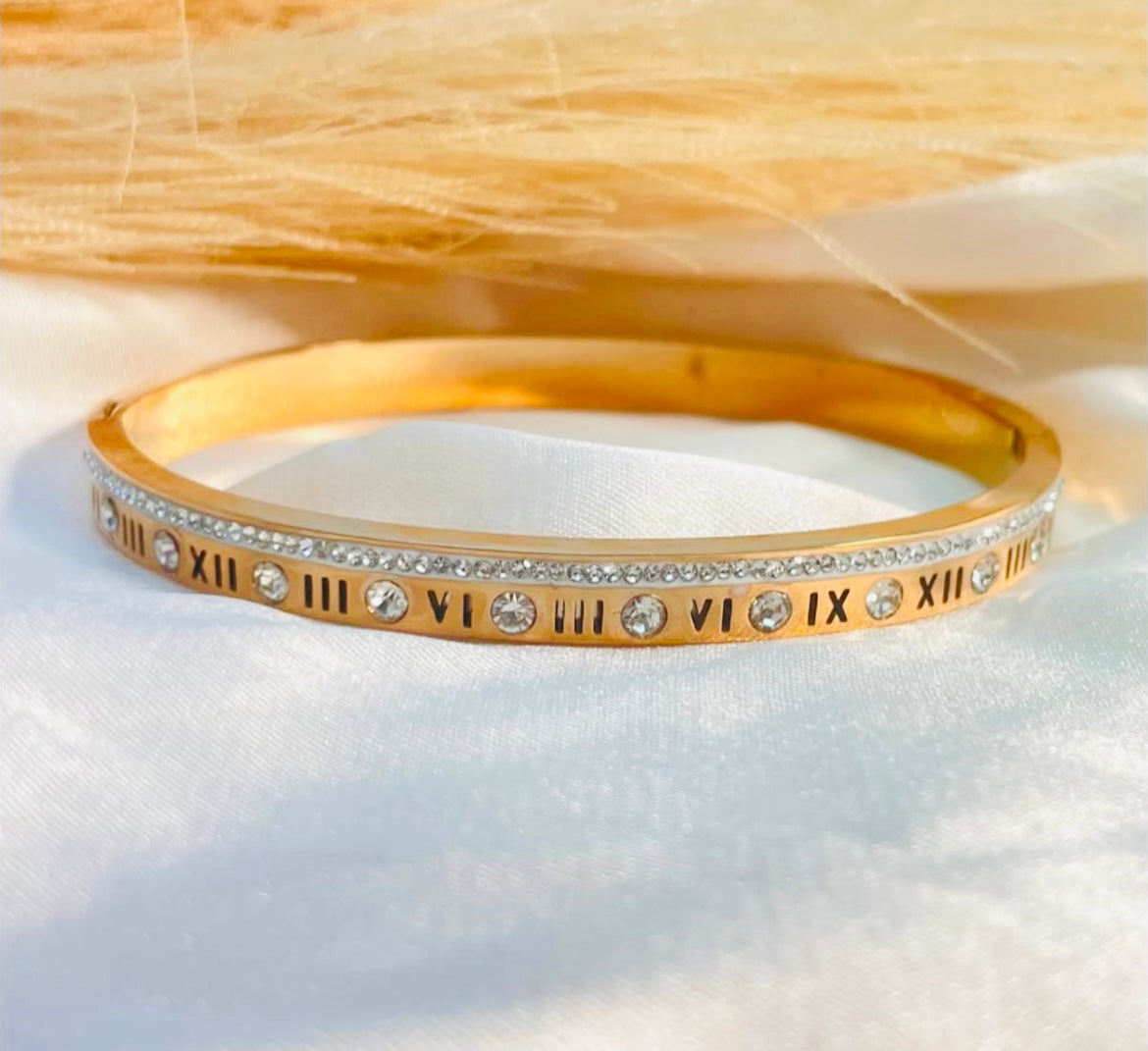 ✨Stainless steel Exquisite Gold Roman Diamanté Bracelet ✨