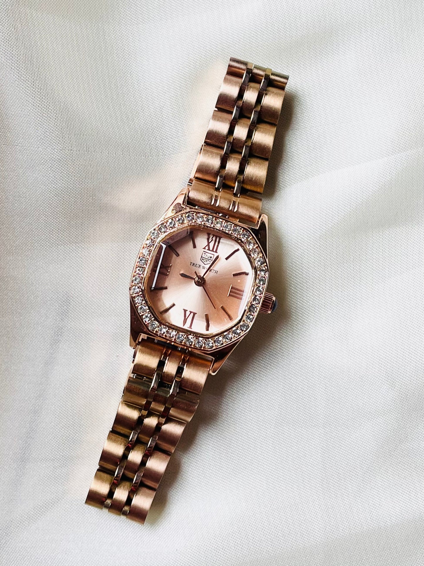 ✨Exquisite Rose Gold Crystal Studded True Worth Rose Dial Watch ✨