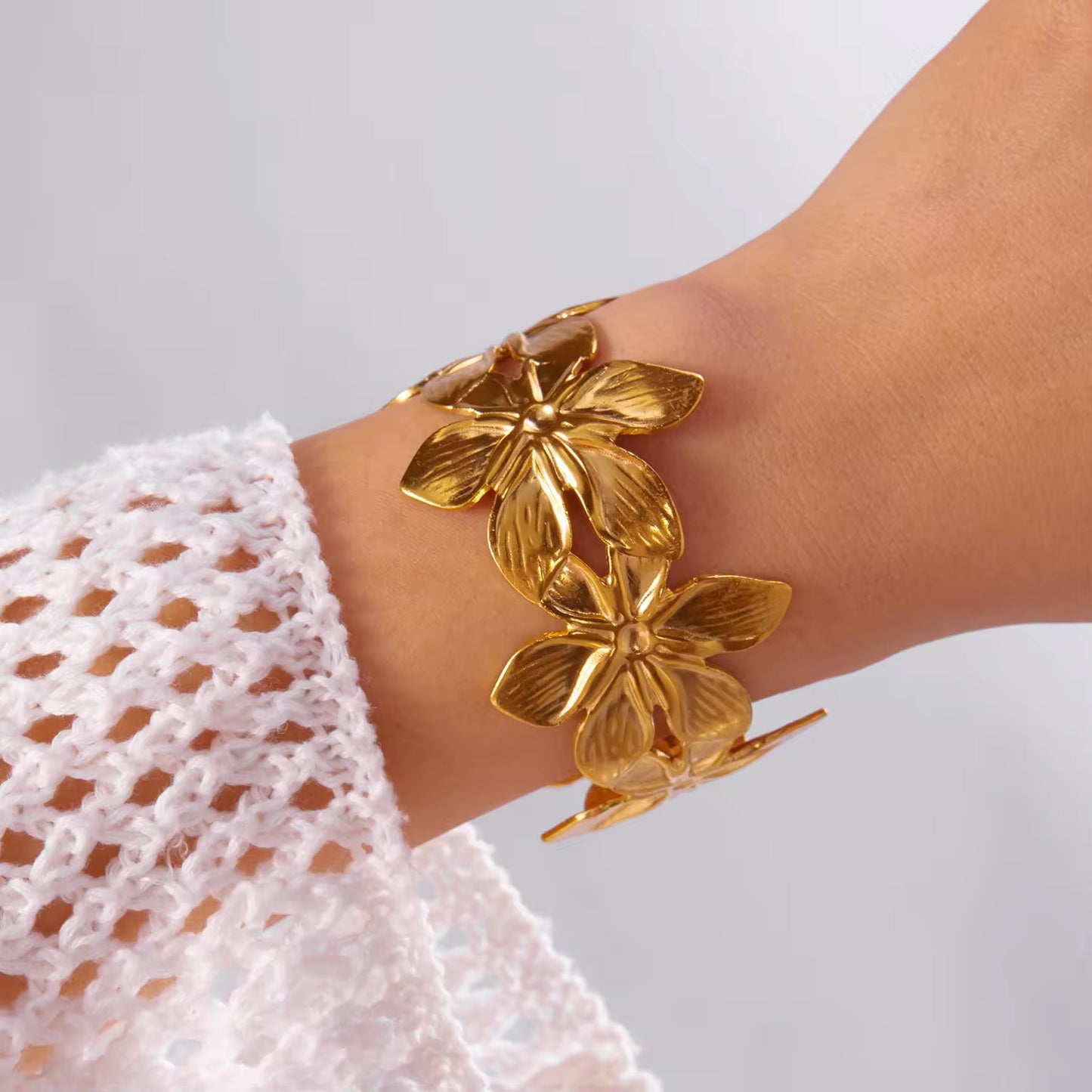 ✨ Exclusive Stainless steel Gold Chunky Adjustable Floral Cuff ✨