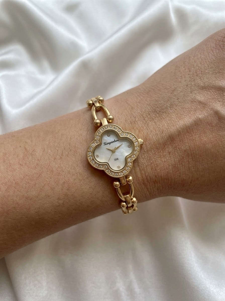 ✨Clovie Watch white dial Gold metallic link Strap Watch✨