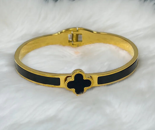 ✨Stainless steel Black Enamel Clovie Cuff ✨