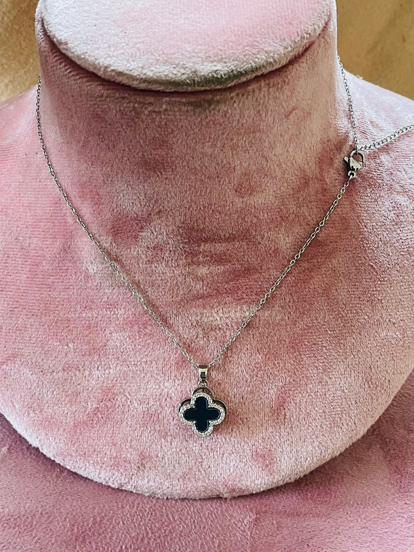 ✨Stainless steel Black Rotating Clovie silver pendant ✨