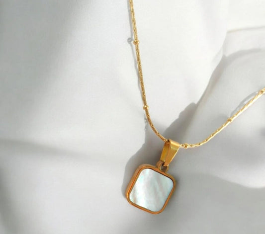 ✨SS White Shell Stone Gold pendant ✨