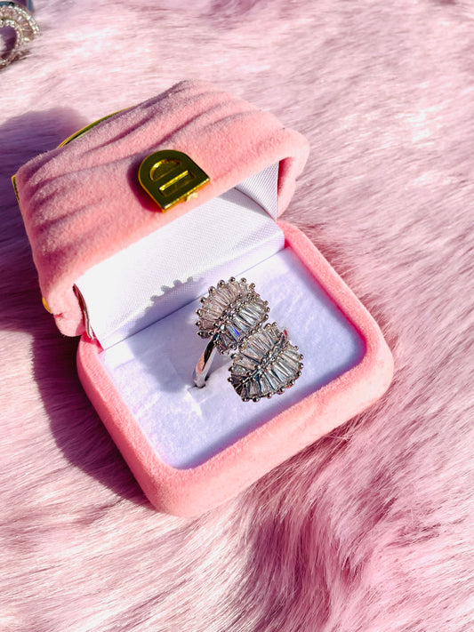 Zircon studded Leaf Ring ✨