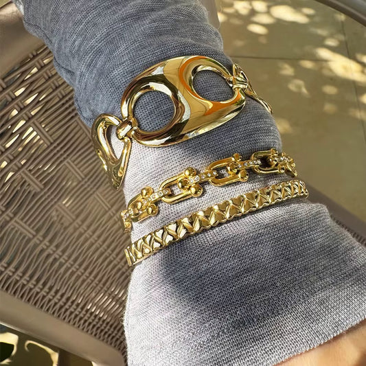 ✨Stainless steel Exquisite Gold Hollow Cuff Bracelet ✨