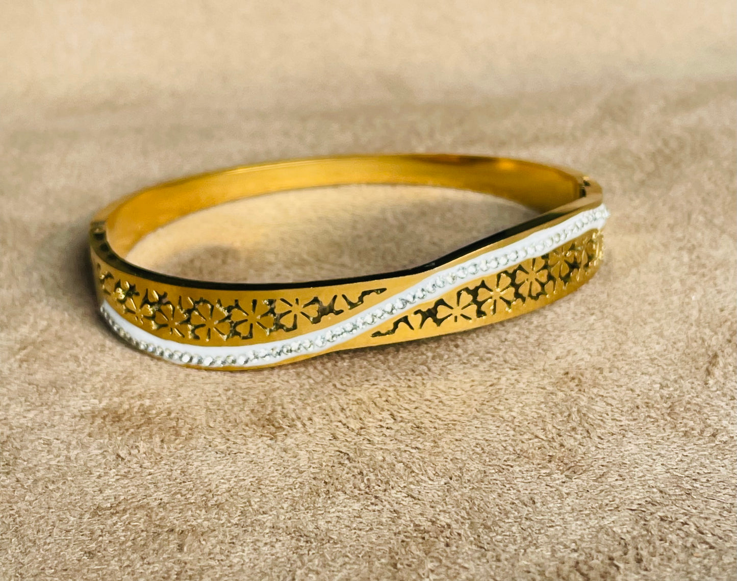 ✨22k Gold stainless steel Diamantés Floral Cuff Bracelet✨