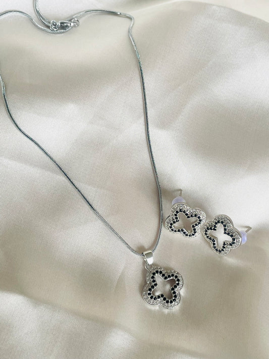 ✨Stainless steel Zirconia Black and silver Crystal Pendant top set ✨