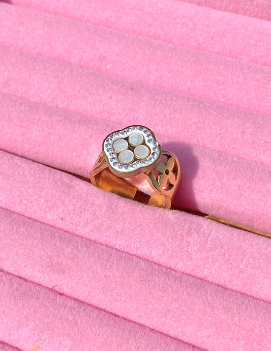Diamanté clovie ring