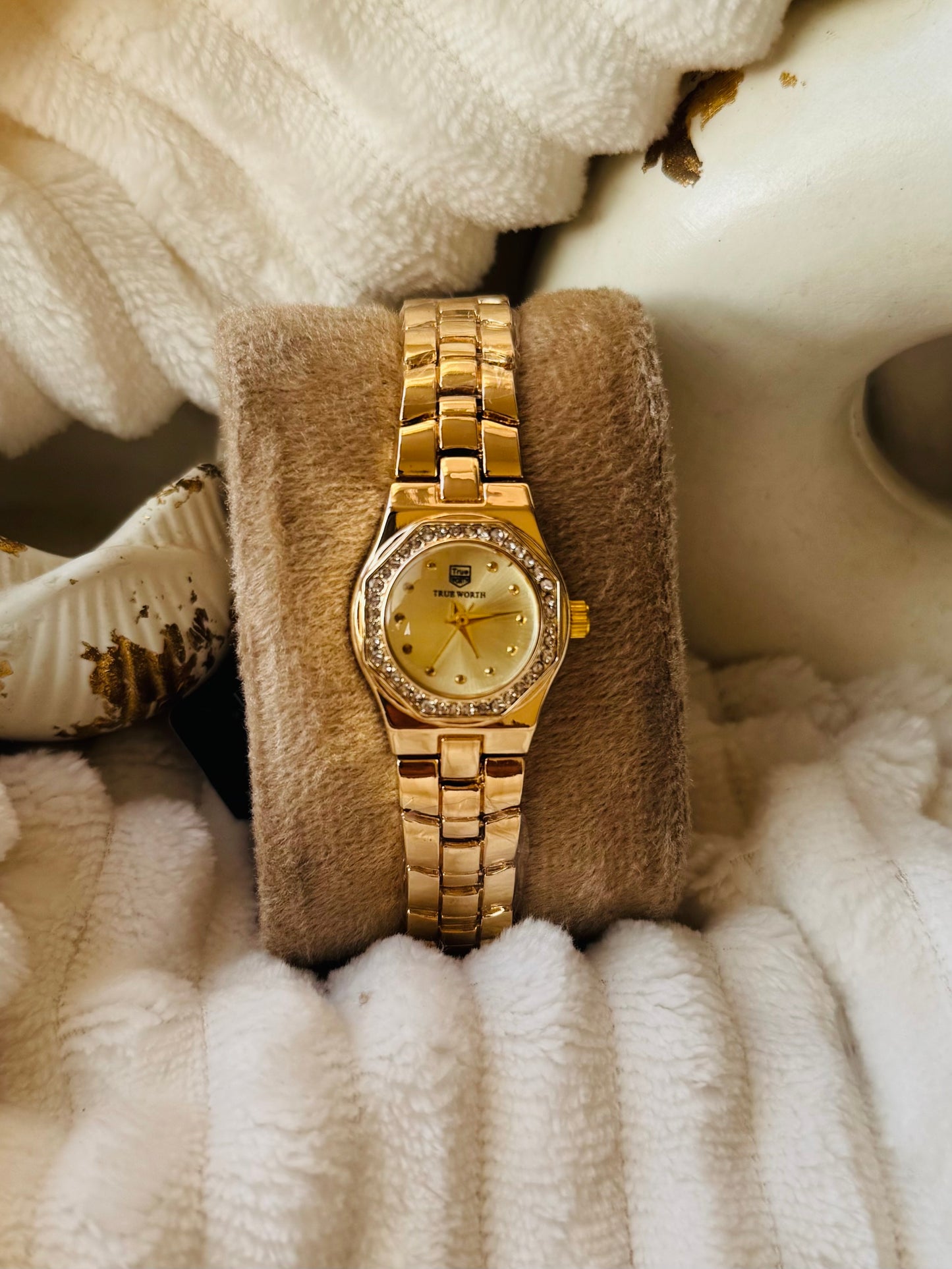 ✨Exclusive Zirconia Gold White Dial Crystal Studded True worth watch ✨