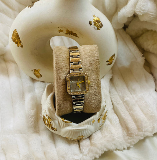 ✨Exquisite Silver Dial GoldxSilver Strap Crystal Studded True Worth Watch ✨