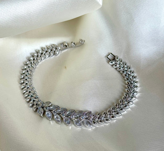 ✨ Silver Crystal stonic leaf bracelet✨