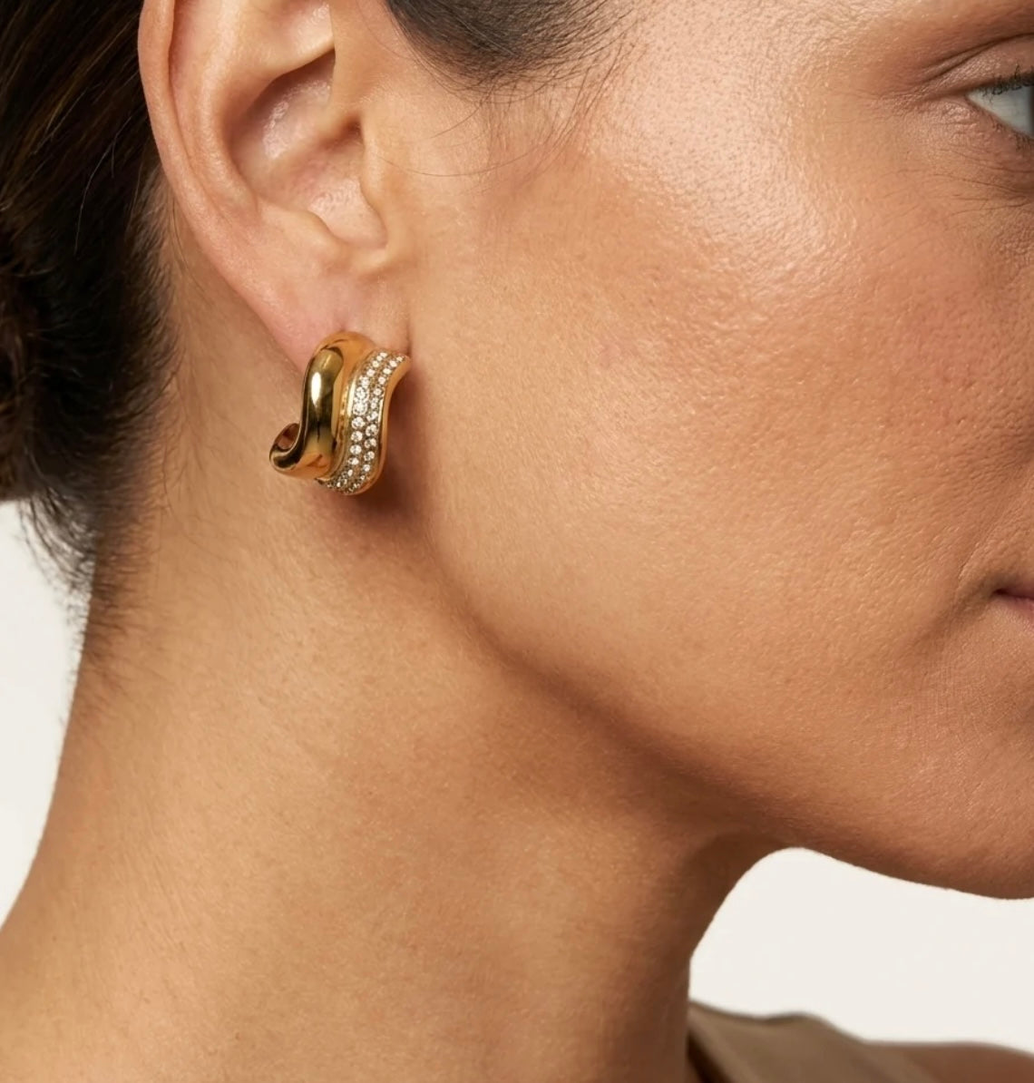 ✨Exclusive crystal studded Gold Sleek hoop earrings ✨