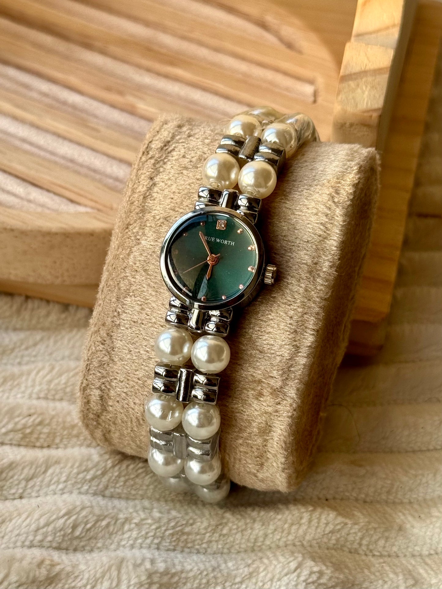 ✨Exquisite Emerald Dial True Worth Chain Pearl Watch ✨