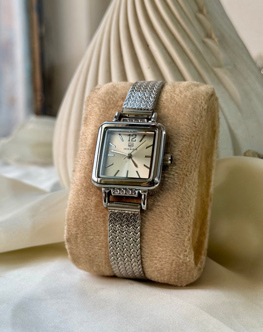 Exquisite SilverXSilver Dial Crystal Studded True worth Link Watch