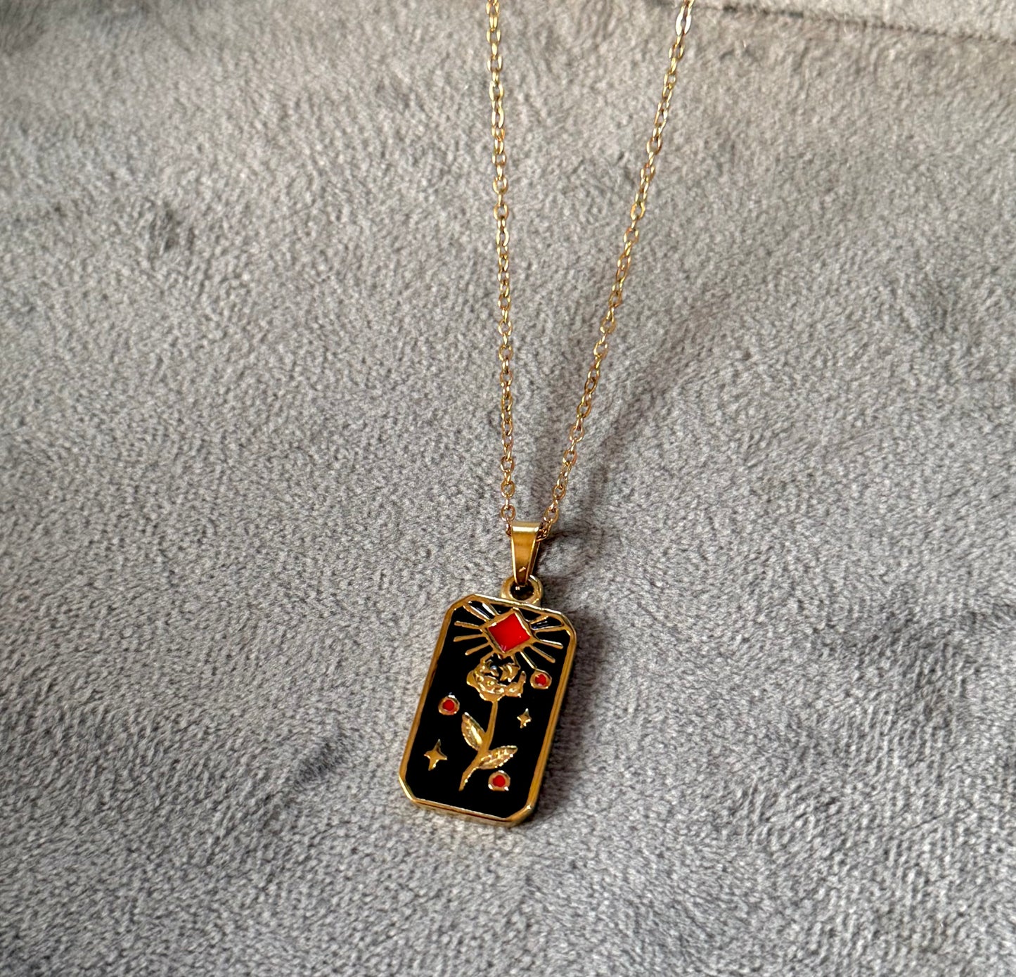 Emileyy black Rose pendant