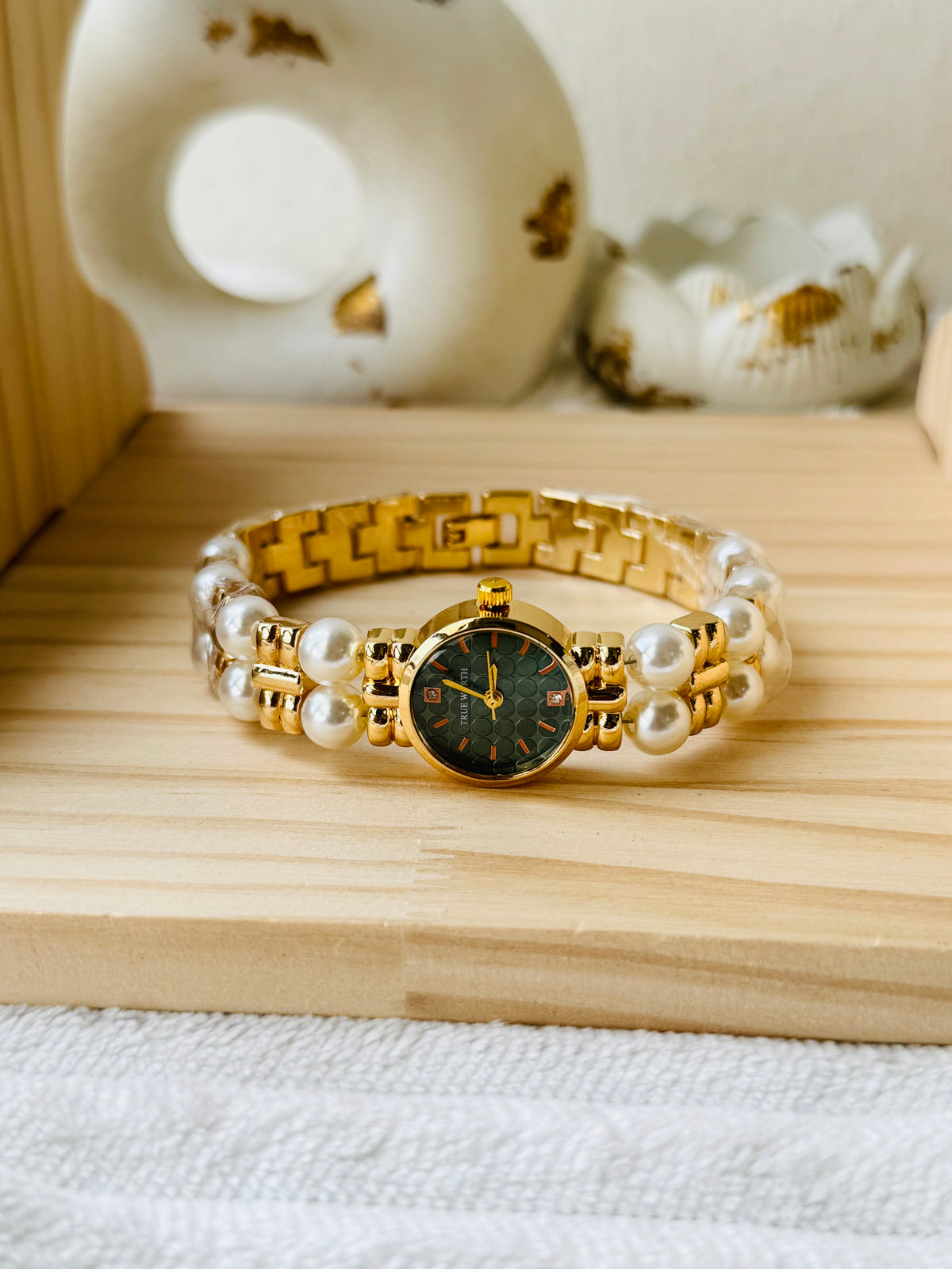 Exquisite Gold Pearl Emerald Dial Trueworth Chain Watch