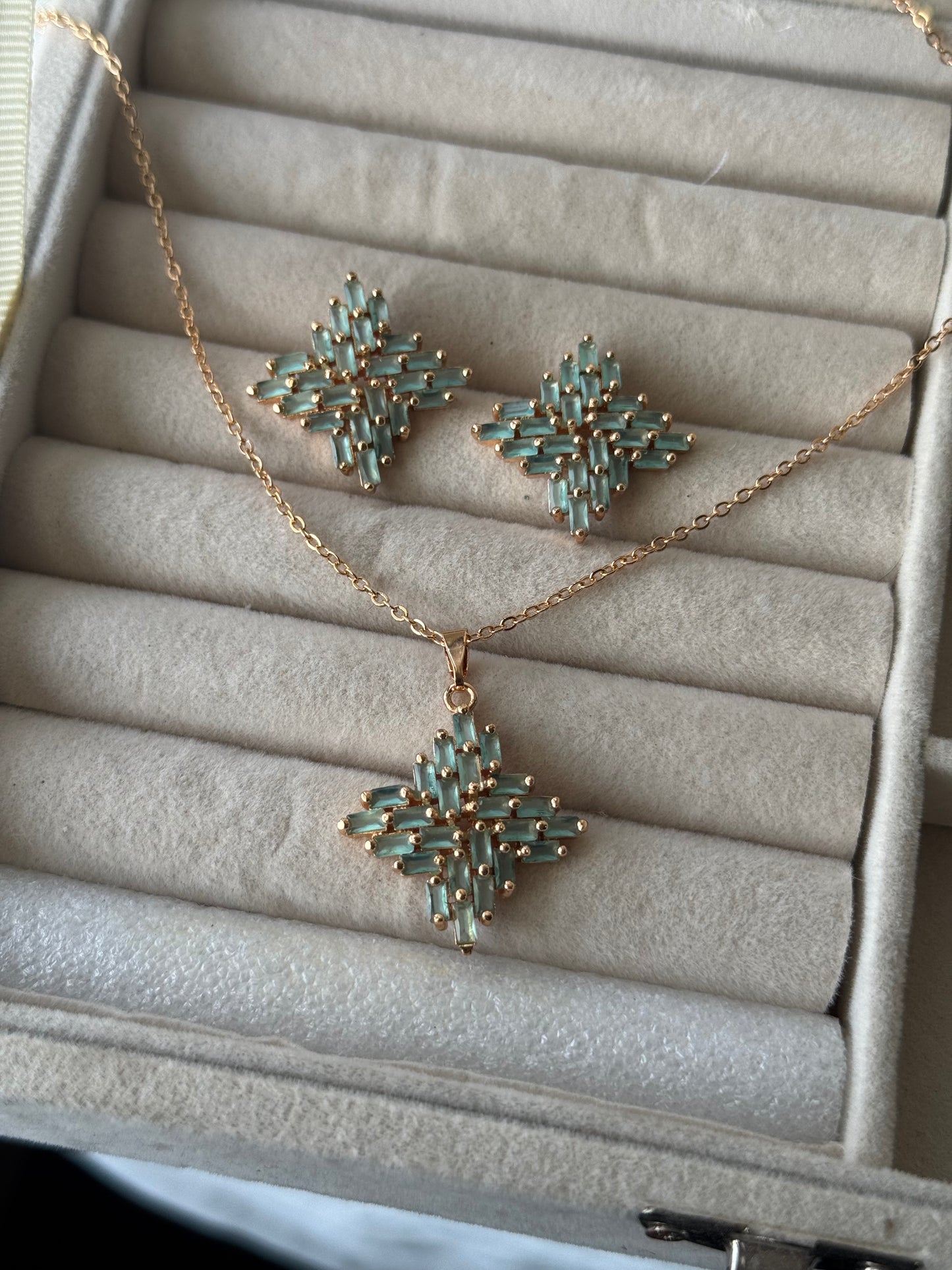 Stainless steel stark pendant & tops set