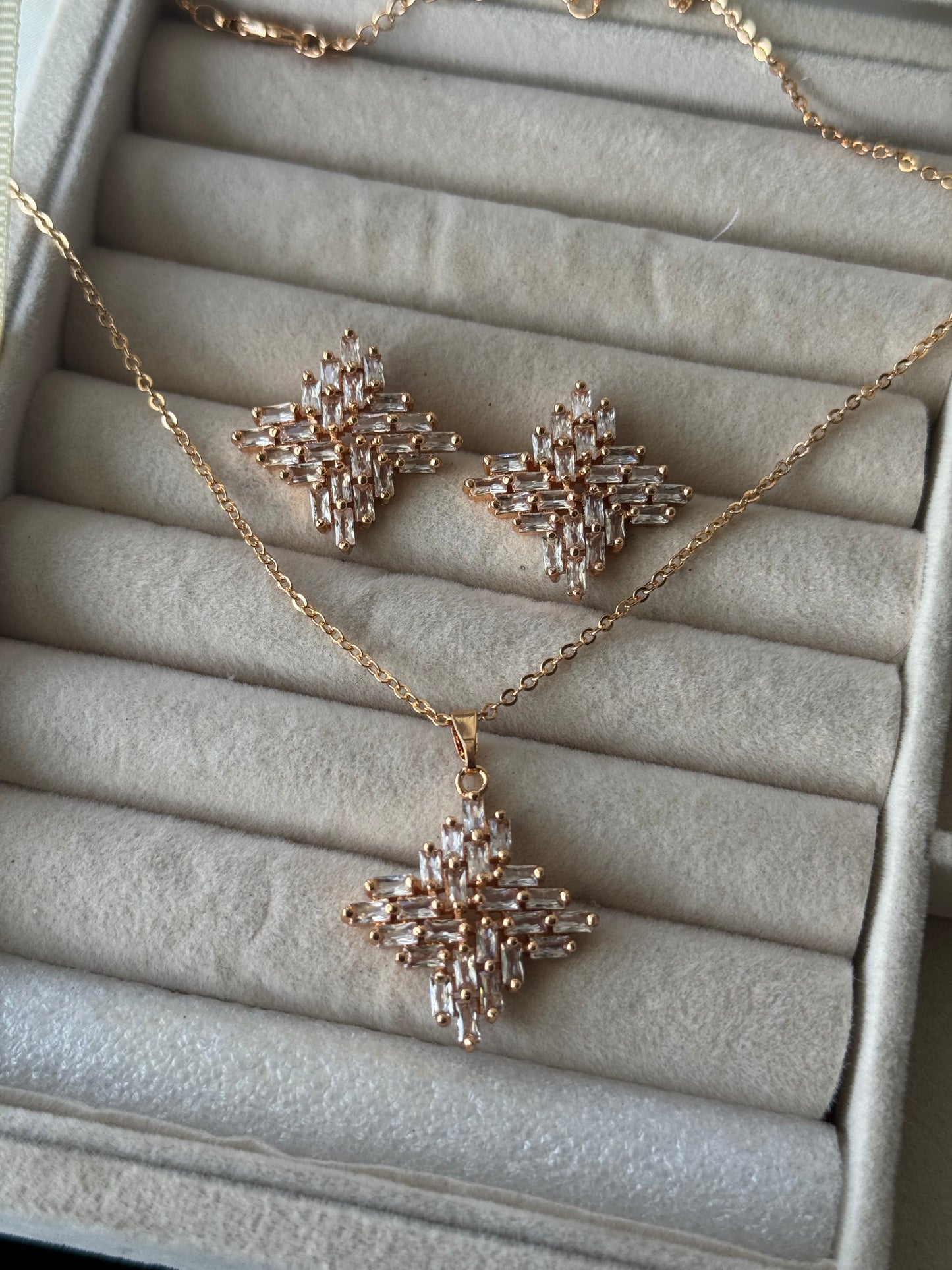 Stainless steel stark pendant & tops set