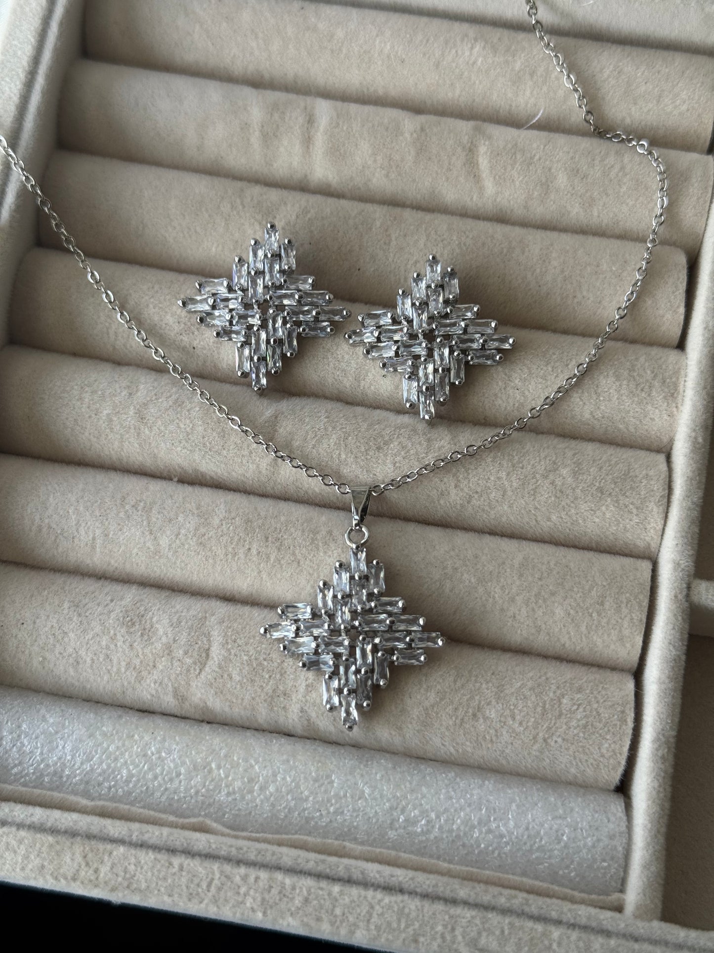 Stainless steel stark pendant & tops set