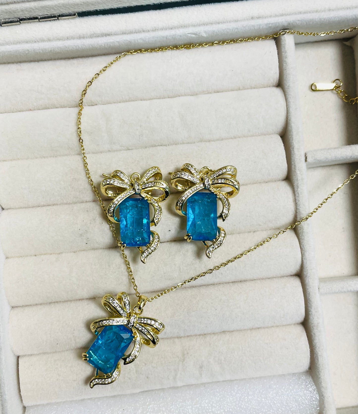 ✨ Exquisite Gold Sapphire Bow Pendant and earrings Set ✨
