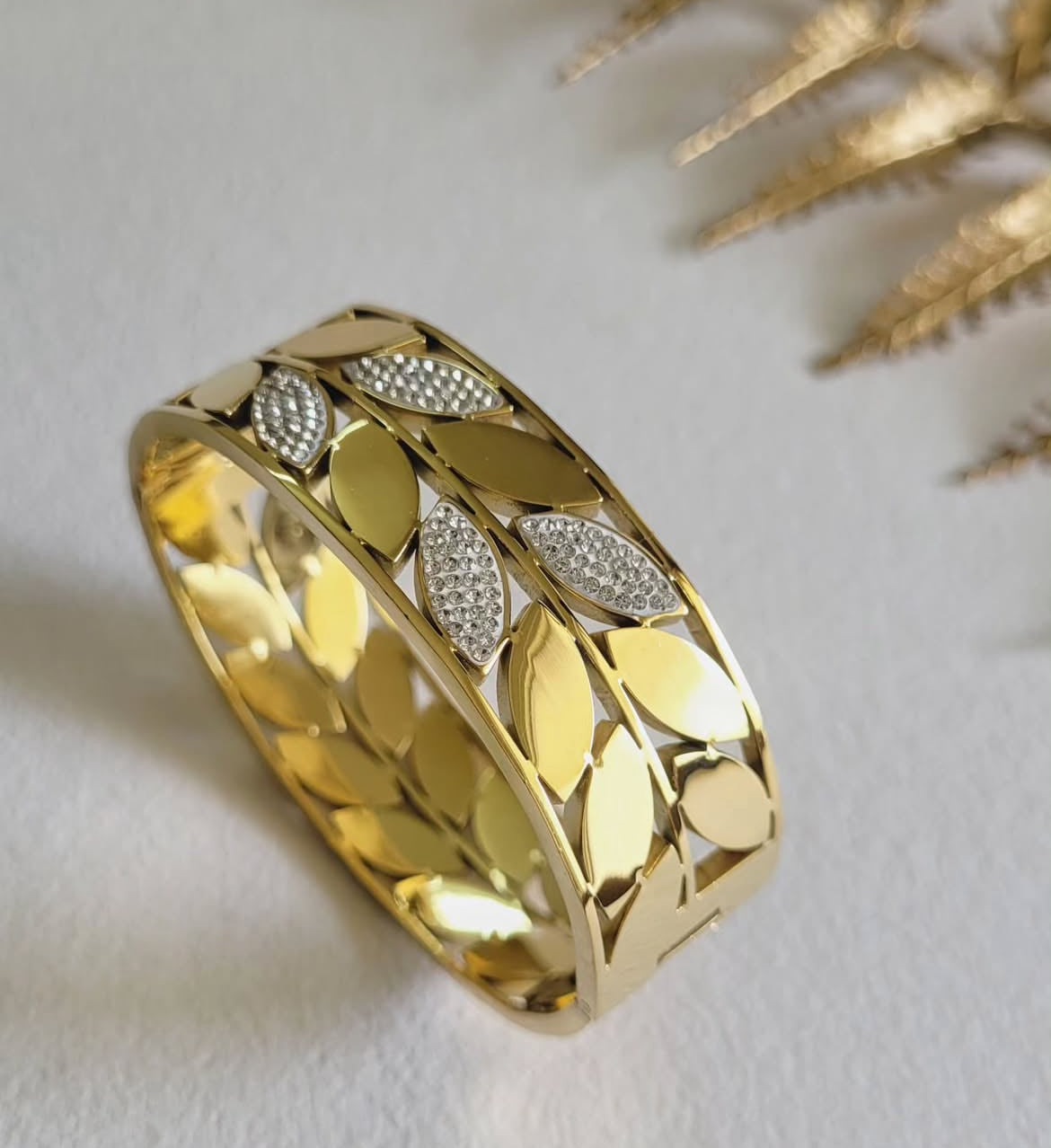 ✨Exquisite Stainless steel Diamantés Leaf Cuff Bracelet ✨