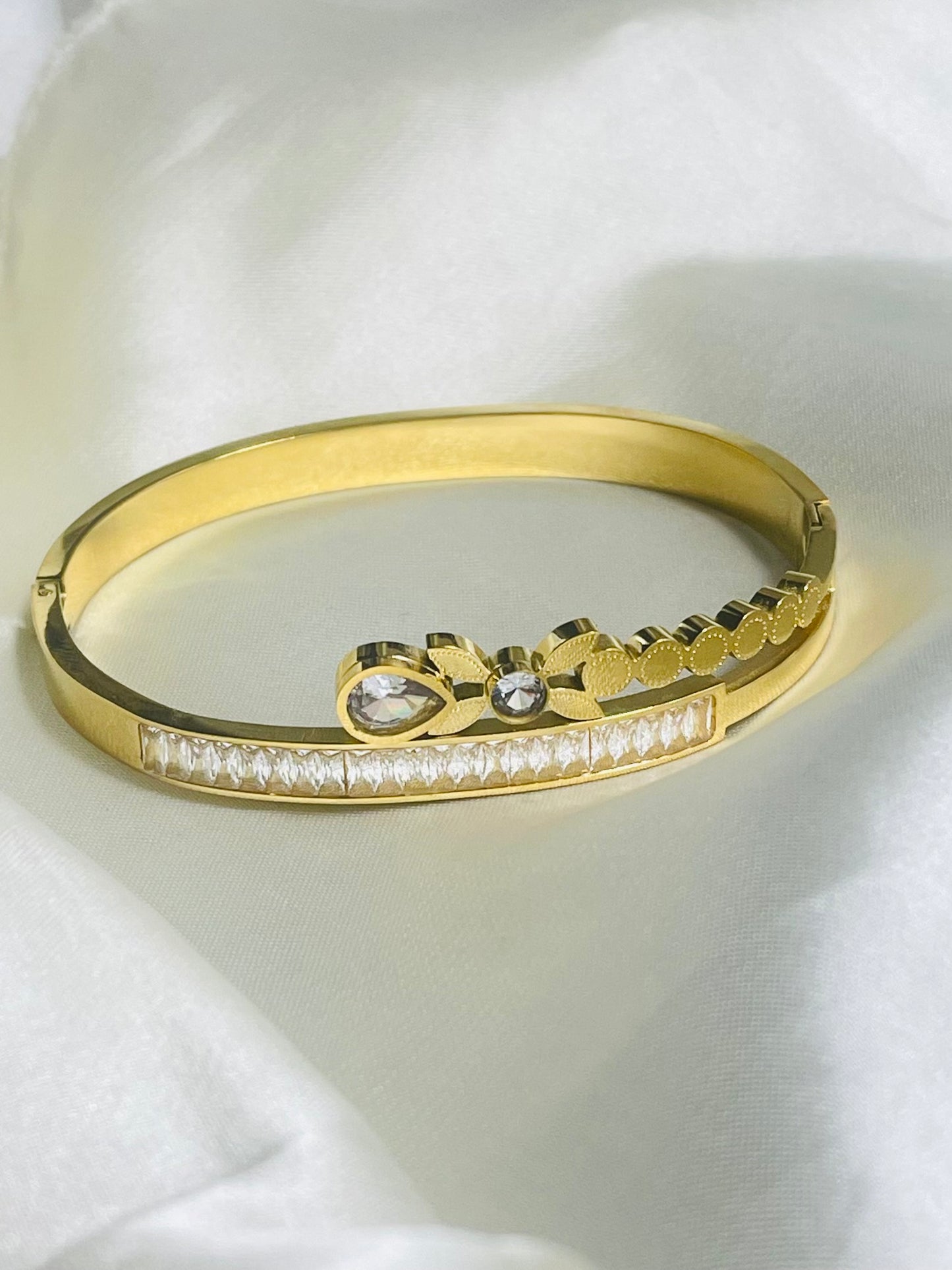 ✨Exclusive Stainless steel Zircon Studded Gold Cuff Bracelet ✨