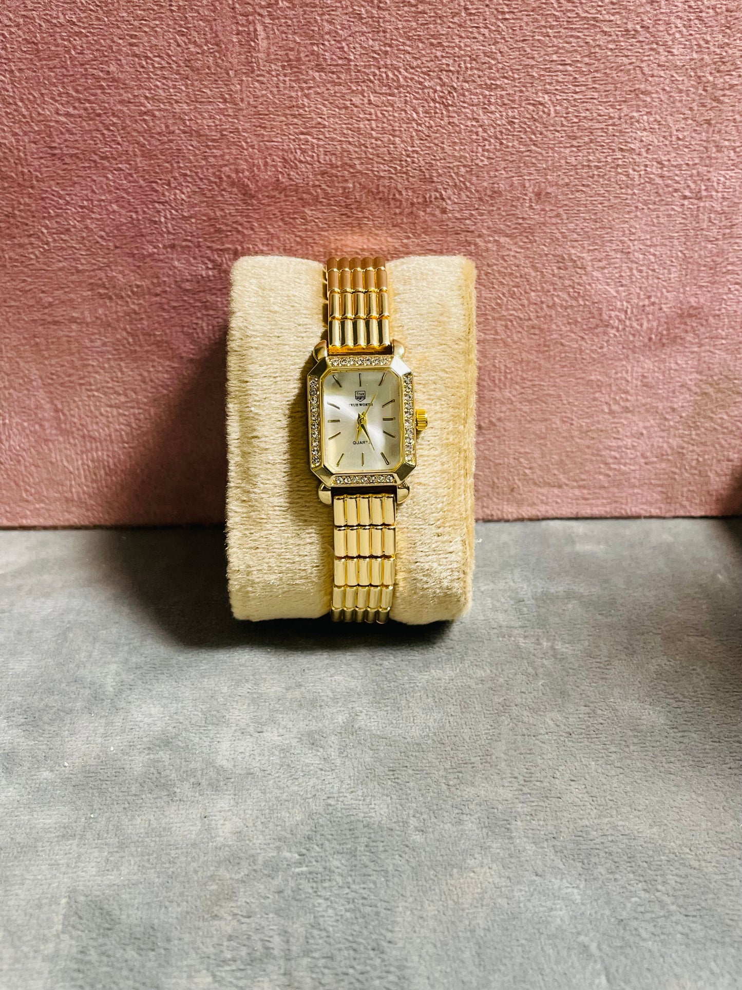 ✨Exclusive Gold Link Classic Crystal Studded True Worth Everyday Watch✨