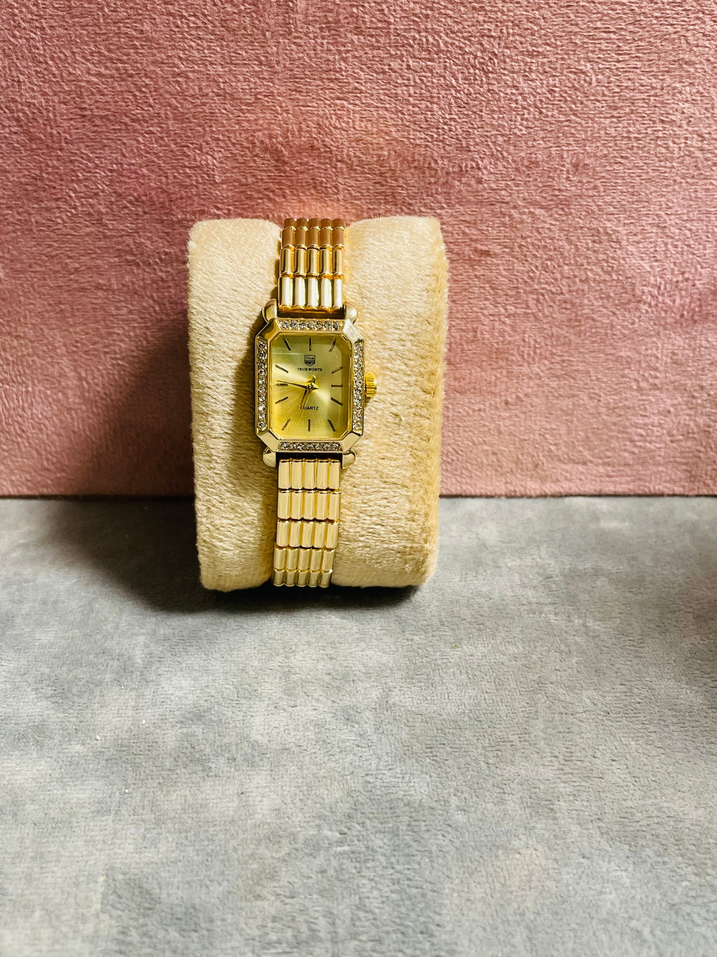 ✨Exclusive Gold Link Classic Crystal Studded True Worth Everyday Watch✨